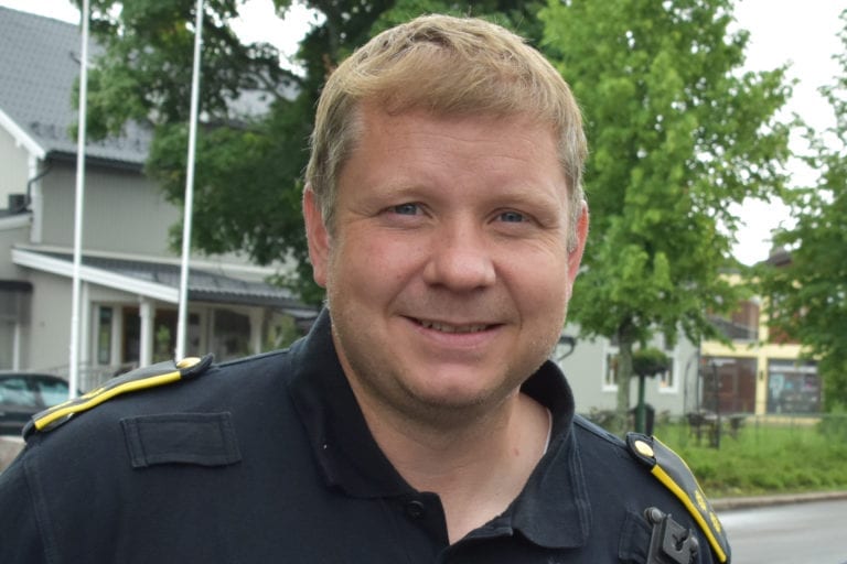 BER FOLK VÆRE ÆRLIGE: Smittesporingsteamene opplever at folk holder tilbake informasjon om hvor de har vært. Mathis Briskerud er tjenestestedsleder for politiet i Solør, og ber folk være ærlige. Ingen vil bli straffeforfulgt for å legge kortene på bordet til koronatelefonen. Arkivfoto.