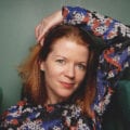 NY BOKTYPE: Etter å ha gitt ut en roman for to år siden valgte Kine Jeanette Solberg (36) nå å skrive en barnebok. «Ikke lov å le» er å finne i flesteparten av landets bokhandler. Foto: Agnete Brun.