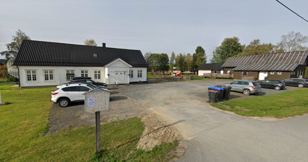 I KARANTENE: Ansatte og barn i Mosogn barnehage er satt i karantene i påvente av prøvetesting. De er nærkontakter til en koronasmittet person som besøkte barnehagen tirsdag. Foto: Google Maps.