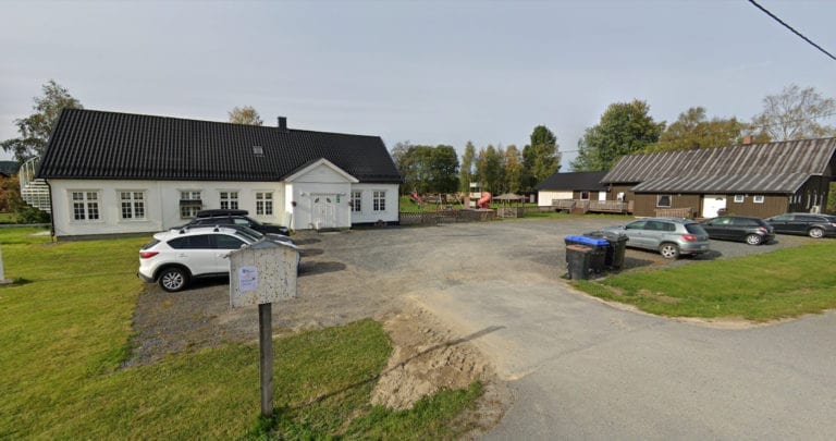 I KARANTENE: Ansatte og barn i Mosogn barnehage er satt i karantene i påvente av prøvetesting. De er nærkontakter til en koronasmittet person som besøkte barnehagen tirsdag. Foto: Google Maps.