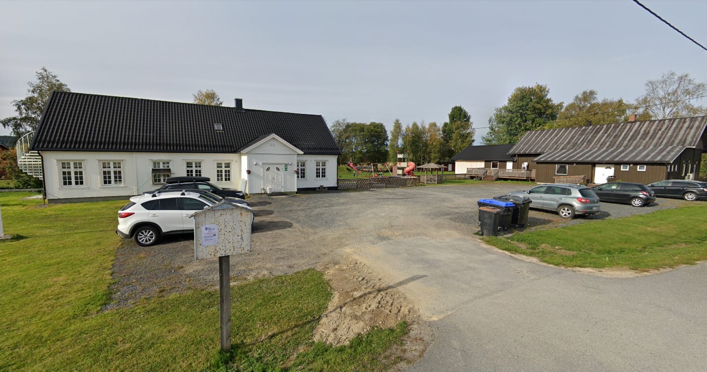 I KARANTENE: Ansatte og barn i Mosogn barnehage er satt i karantene i påvente av prøvetesting. De er nærkontakter til en koronasmittet person som besøkte barnehagen tirsdag. Foto: Google Maps.