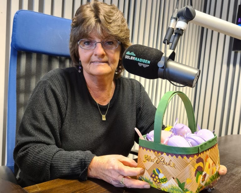 KLART FOR JAKT: Skjærtorsdag klokka 10.00 går startskuddet for årets eggjakt i SolørRadioen. Anita Kalgård er primus motor for eggjakta.