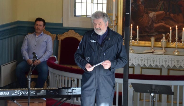 ÅRETS UTGAVE: Søndag klokka 13.00 er det fly-in gudstjeneste i Åsnes Finnskog kirke. Flyprest Thomas Midtsund byr på en flypreget gudstjeneste, men uten fly. Tommy Michaelsen (bak) er blant de som skal underholde. Her fra en tidligere fly-in gudstjeneste i kirka.
