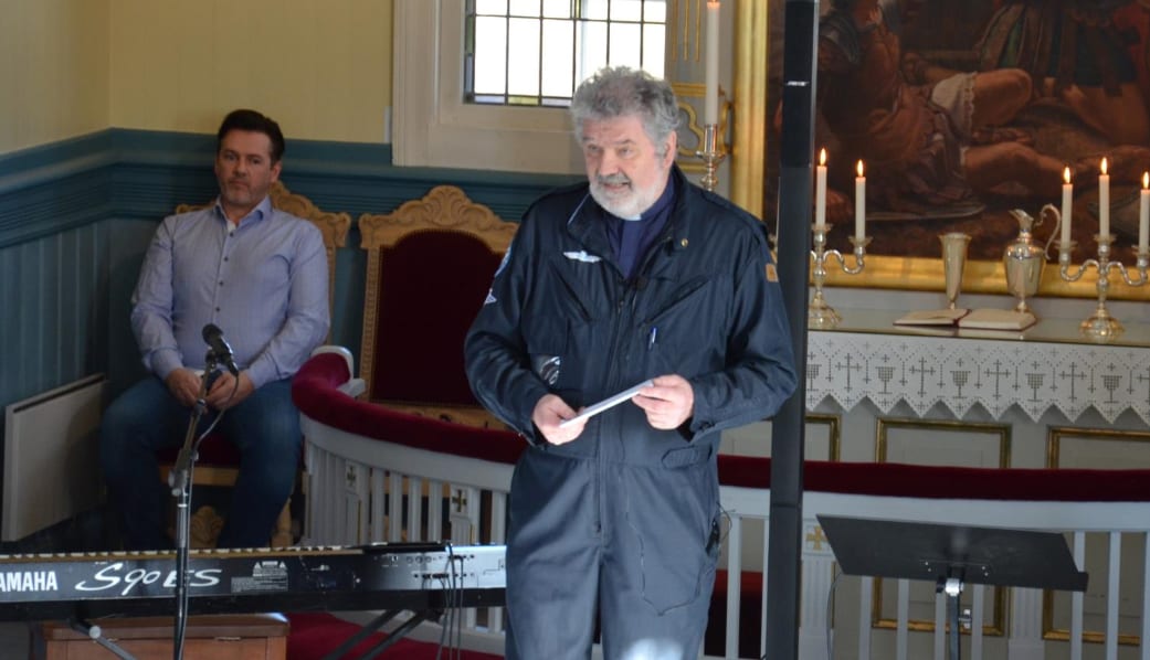 ÅRETS UTGAVE: Søndag klokka 13.00 er det fly-in gudstjeneste i Åsnes Finnskog kirke. Flyprest Thomas Midtsund byr på en flypreget gudstjeneste, men uten fly. Tommy Michaelsen (bak) er blant de som skal underholde. Her fra en tidligere fly-in gudstjeneste i kirka.