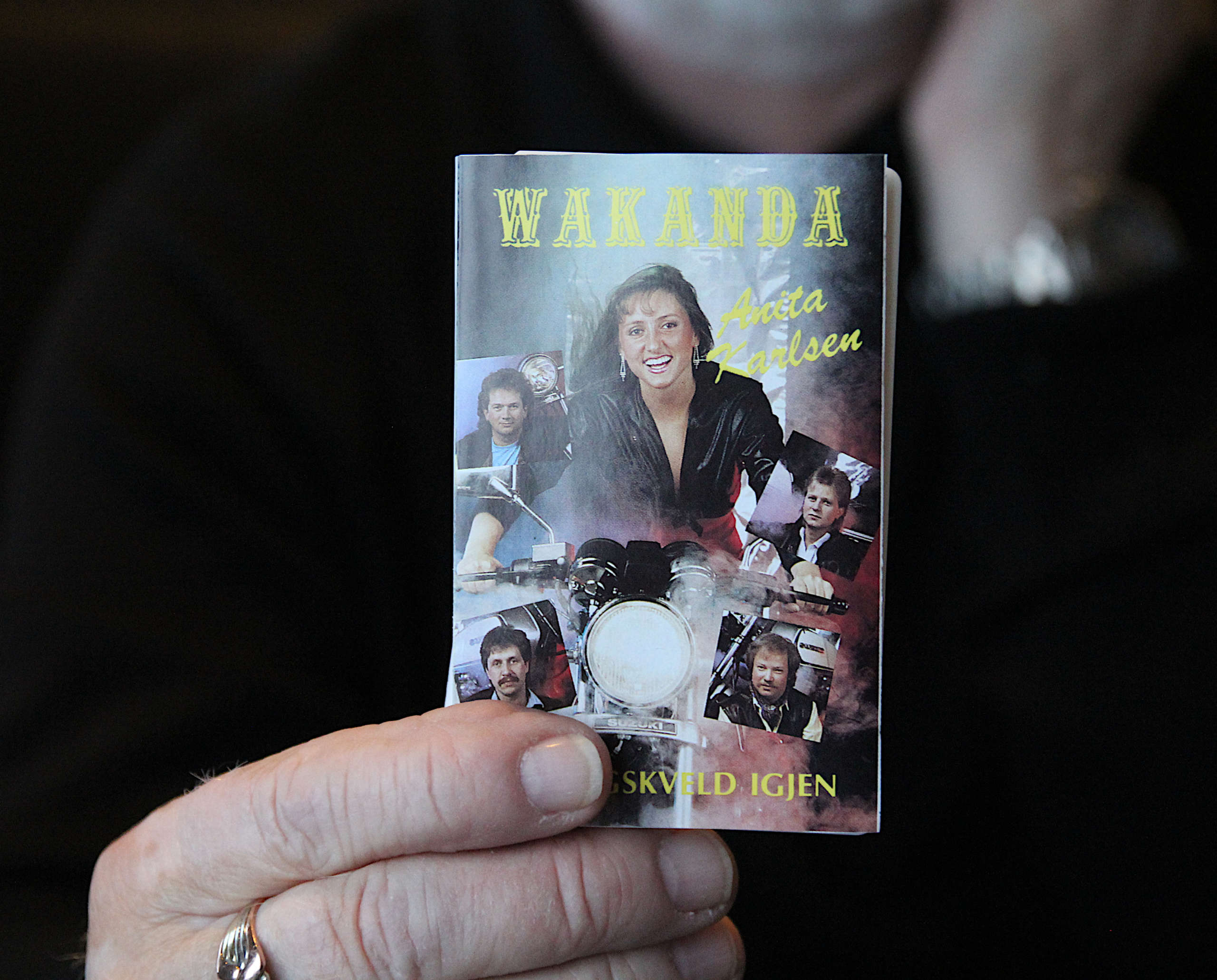 FINNES NÅ DIGITALT: Denne kassetten med Wakanda er nå å finne på strømmetjenestene. Anita Karlsen Kleppe fra Flisa er vokalist på plata. Foto: Emilie Westli Andersen.