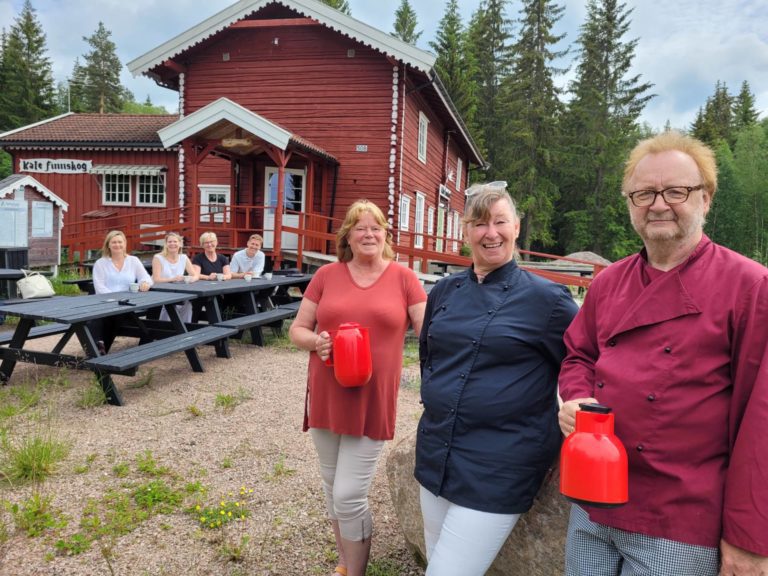 KLART FOR ÅPNING: Thea Mannsee (i midten foran) er den nye driveren av Café Finnskog. Sammen med kjæresten Per Steinar Andersen skal de overta driften helt i juli. I starten skal Eva Halvorsen og Werner Stiefel være med. Bak ser vi Ane Ingeborg Sandnæs fra Visit Kongsvinger-regionen, Anette Strand Sletmoen fra Solør Næringshage, Irén Carlström fra Finnskogen Natur & Kulturpark og Kristian Botten Pedersen.