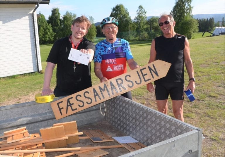 MERKING: Braskereidfoss IL er klare med deltagerkort og turmarsjtraséer. Merking og skilting er noen av forberedelsene Tor Jostein Sørlie (f.v.), Per Åge Bjerke og Arne Otto Øxseth gjør til Fæssamarsjen.