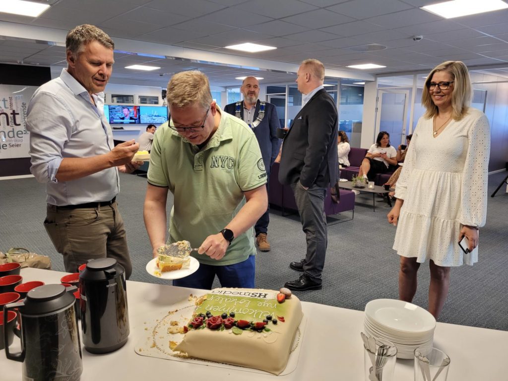 KAFFE OG KAKE: Inge Krav har mange år bak seg som annonseselger i HS Media. Han forsyner seg gladelig med kake en tidlig torsdag morgen.