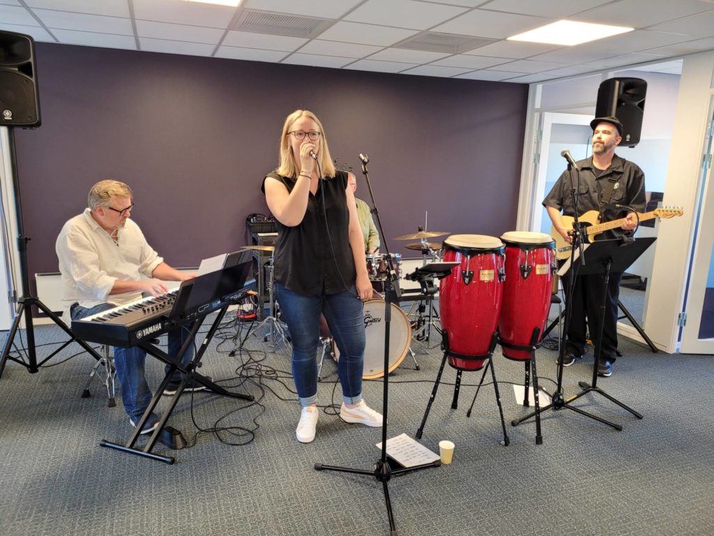 UNDERHOLDT: Levende musikk hører med på en snorklipping klokka 08.00 om morran. Kristin Jensveen sto for sangen. Hun jobber også som annonseselger i HS Media.