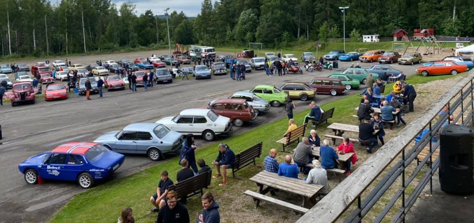EN STOR SUKSESS: Den første utgavena v Finnskogtreffet samlet over 100 kjøretøy og mellom 250 og 300 personer på Kilskula. Nå håper Finnskogen Veteran Klubb at enda flere tar turen i år.