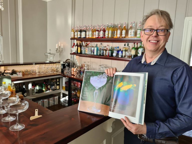 WOMBO LOMBO: Denne helga er det blant annet Wombo Lombo på Kvisle Herregård med Charter-Hilde. Per Magnus Haig lager alkoholfrie drinker for små og store.