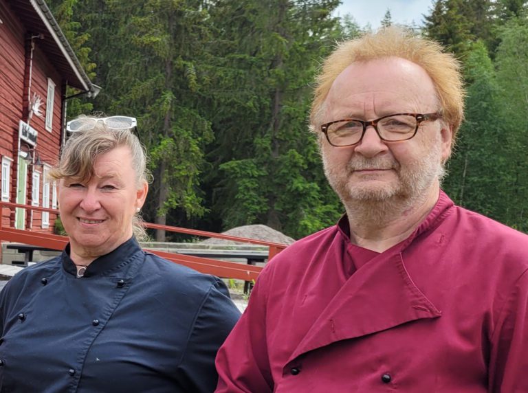 GÅR UNNA: Trafikken på Café Finnskog er tilbake på gamle høyder, og Thea Mannsee kan glede seg over at over 350 gjester tok turen på søndag. Werner Stiefel er fortsatt med for å hjelpe de nye driverne i gang.