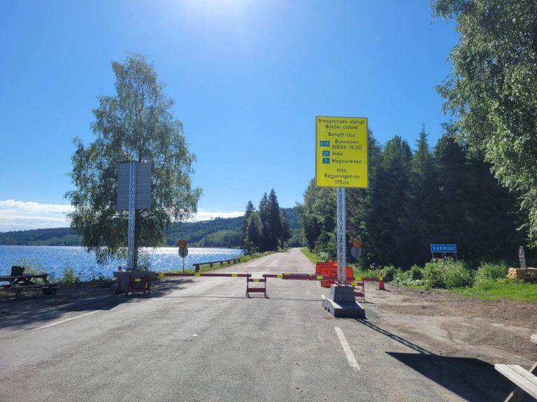 BLIR FORVIRRET: Folk opplever det vanskelig å forstå de gjeldende reglene for grensepassering. Ved Røgden er hovedregelen at nordmenn kun slipper inn i Sverige, og at kun samfunnskritiske funksjoner slipper inn i Norge.