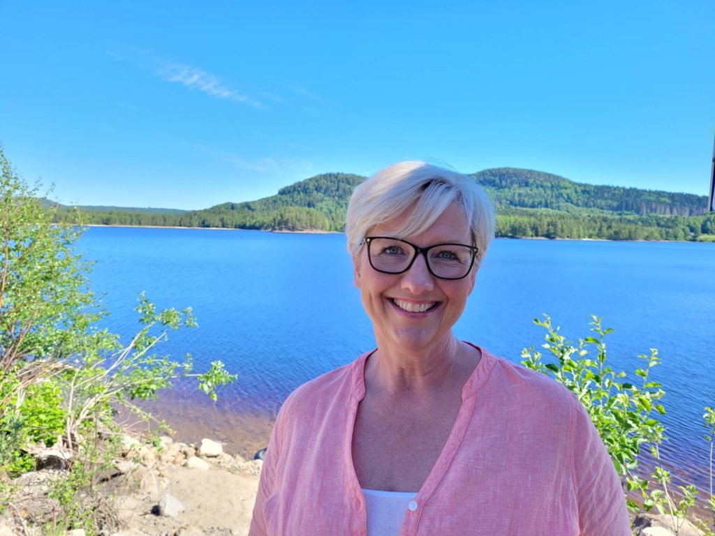 VIL GJERNE FORTSETTE: I dag har Iren Carlstrøm et vikariat som daglig leder i Finnskogen Natur- og Kulturpark. Nå er stillingen utlyst, og Iren forteller at hun definitivt skal søke på stillingen. Søknadsfrist er 31. juli.