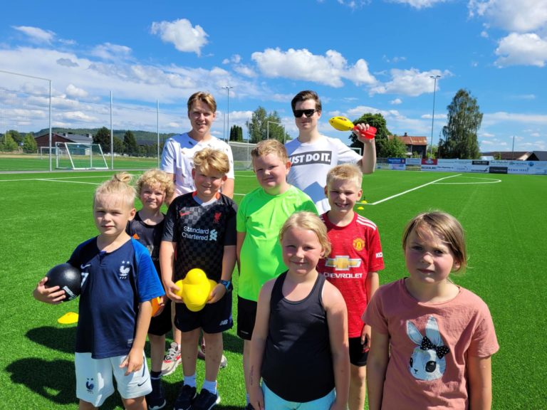 VAR MED TIRSDAG: Aktivitetscampen tirsdager og torsdager ved Bjørkheim er åpen for alle barn som vil være med. Tirsdag var disse med. Foran fra venstre Theo Flismyren, Hedda Borgedal og Tiril Embretsen. I midten fra venstre Noah Gjertsen Lindbergsengen, August Embretsen, Tobias Rivenes og Tobias Flismyren. Bak aktivitetslederne Evald Sandermoen Øwre og Odin Lindal.