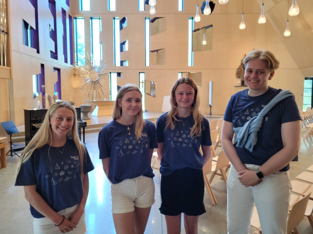 SPENNENDE: Gjengen fra Hundorp 2021 likte det de så i nye Våler kirke. Fra venstre Johanne Dalsbø, Martine Skibenes Rannstad, Nikoline Scheie og Frederik Feiler.