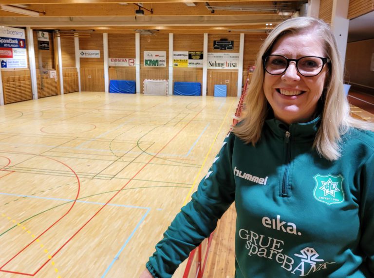 HÅPER Å FYLLE HALLEN: Tove Haugen er ansvarlig for rekrutteringen til Grue-håndballen, og håper treningskampen mellom Elverum og Halden 10. august kan friste enda flere unge i Grue til å starte med håndball.