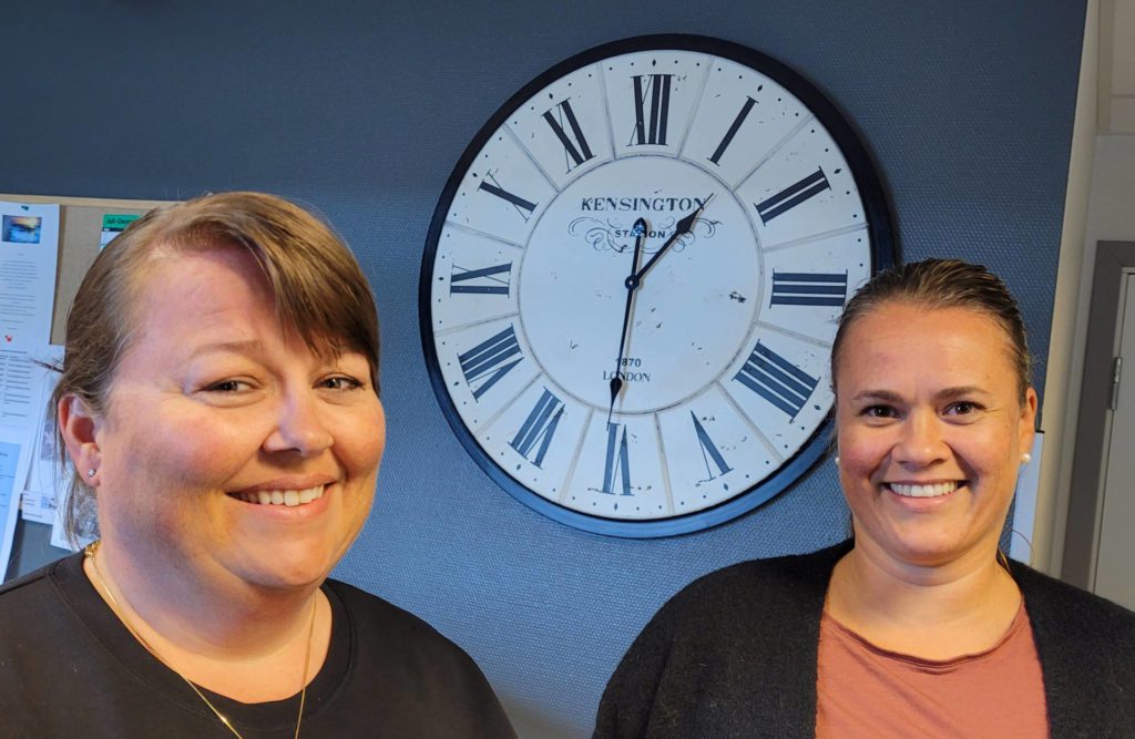 TELLER TIMER: Torsdag går Lene Iren Korntorp (til venstre) og Line Engebretsen ut i to ukers sommerferie. Dose 1 er satt på alle, og uten noen flere og vaksinere tar de en velfortjent ferie. Nå teller de bare timer til ferie.