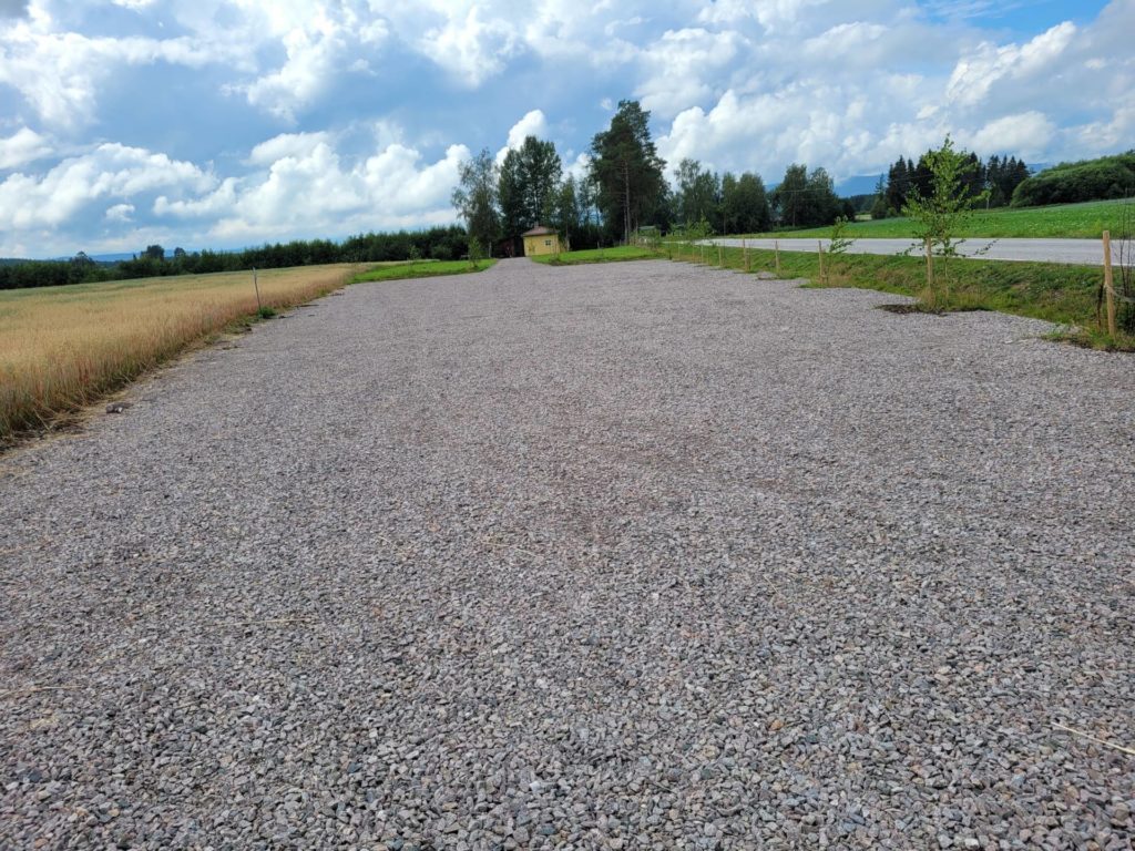 TRYGGE RAMMER: Tidligere måtte besøkende ved Tater-Millas hus parkere i vegen. Den nye store parkeringsplassen og Milla-Sletta gjør besøk mye tryggere.