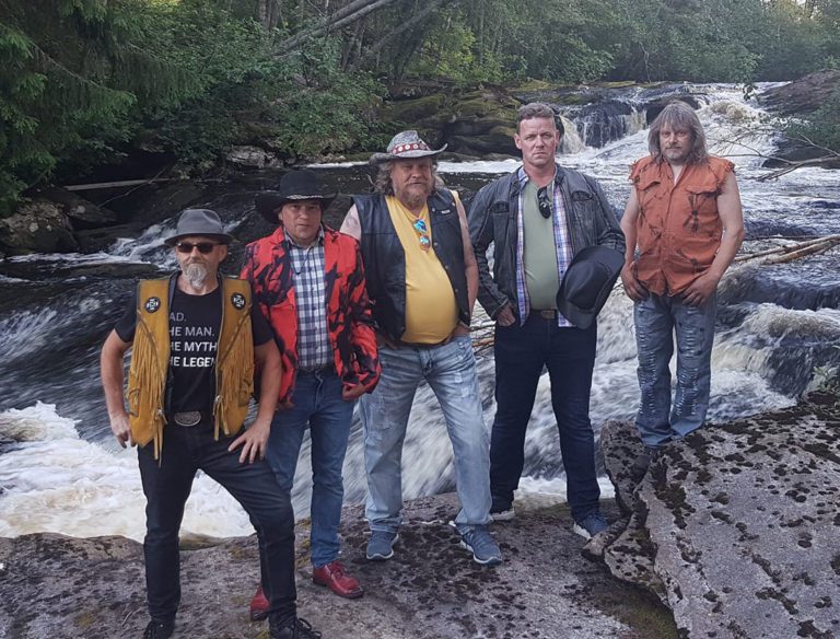 70 ÅR MED COUNTRY: Nashville Cowboys gir oss countrymusikk gjennom 70 år. Fra venstre Brede Bredesen, Arne Meldahl, Tore Vidar Brandett, Thomas Frisenberg og Ole Andreas Rudshagen. Foto: Nashville Cowboys.