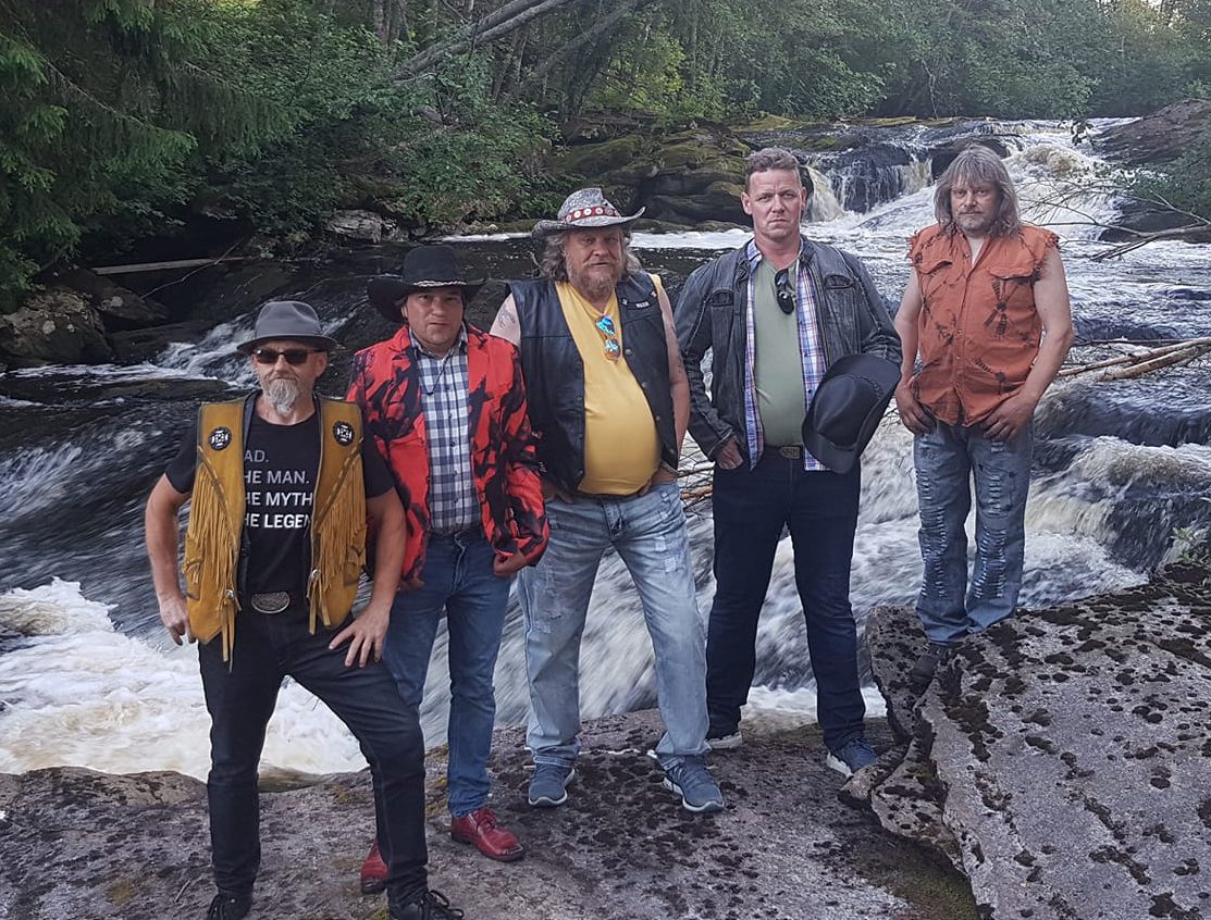 70 ÅR MED COUNTRY: Nashville Cowboys gir oss countrymusikk gjennom 70 år. Fra venstre Brede Bredesen, Arne Meldahl, Tore Vidar Brandett, Thomas Frisenberg og Ole Andreas Rudshagen. Foto: Nashville Cowboys.