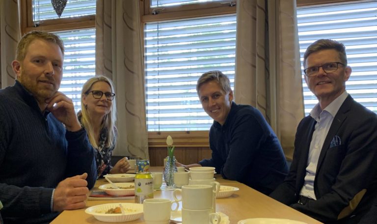 FÅR MIDLER TIL NY FASE: Åsnes kommune har fått 350.000 kroner til en 3. fase av biogassprosjektet i kommunen. Fra venstre initiativtaker Eivind Mehl og Anette Strand Sletmoen i Solør Næringshage. Videre ser vi Kristian Botten Pedersen og Terje Breivik i Venstra.