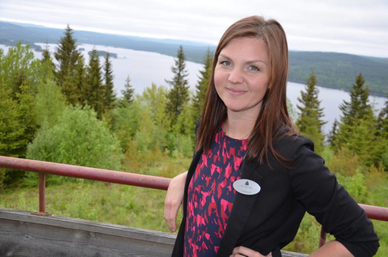 SOMMERÅPENT: Denne sommeren velger Finnskogtoppen Velværehotell å holde åpent uten sommerlukking. Therese Eriksson forteller om bra pågang på hotellet ved Røgden nå.