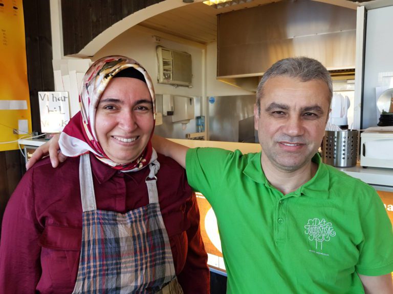 FIKK STØTTE: Flisa Burger er blant bedriftene som har tapt store penger på covid-19. De fikk 25.999 kroner i tilskudd i forrige tildelingsrunde. Wedad Almohamad er daglig leder i selskapet, mens mannen, Jabri Alsalloum, bidrar sterkt blant annet i vaskehallen.