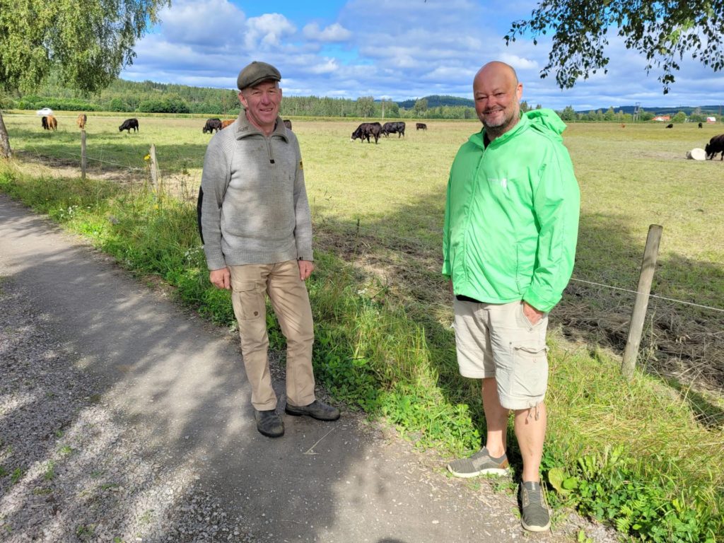 FOR SAMARBEID: Heinrich Jung (til venstre) driver stort innen økologisk gård i Åsnes. EØS-avtalen gjorde at han kunne starte opp i 1999. Stig Vaagan er Innlandet Venstres førstekandidat i valgkrets Hedmark, og støtter Jung både i gårdsdriften og synet på samarbeid med EU.