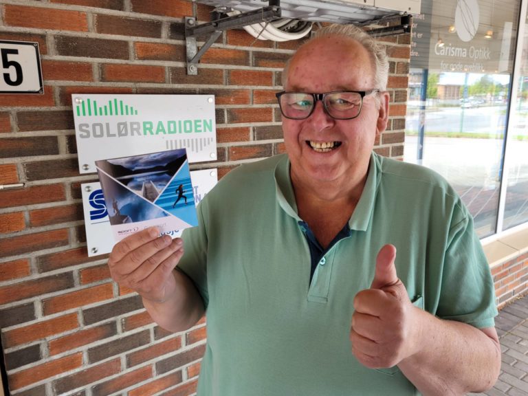 ÅRETS VINNER: Roger Jacobsen fra Arneberg vant gavekortet på 10.000 kroner fra Sport 1 i Lokalradioene i Innlandets sommerkonkurranse. Jacobsen er en ivrig SolørRadioen-lytter.