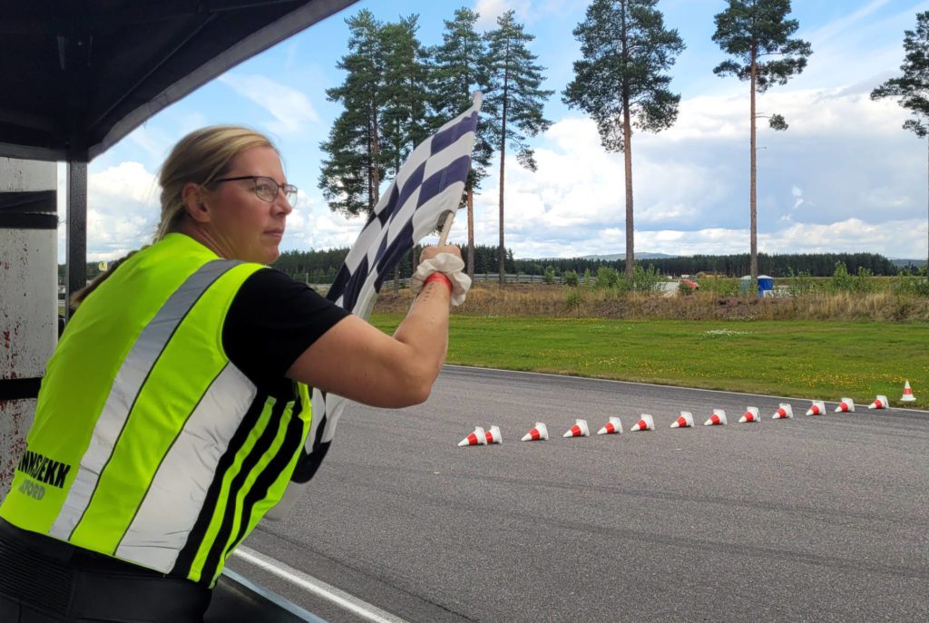 STILLER OPP: Siv Anita Liseth er blant mange som stiller opp for å drive med førerutviklingskurs på Vålerbanen.