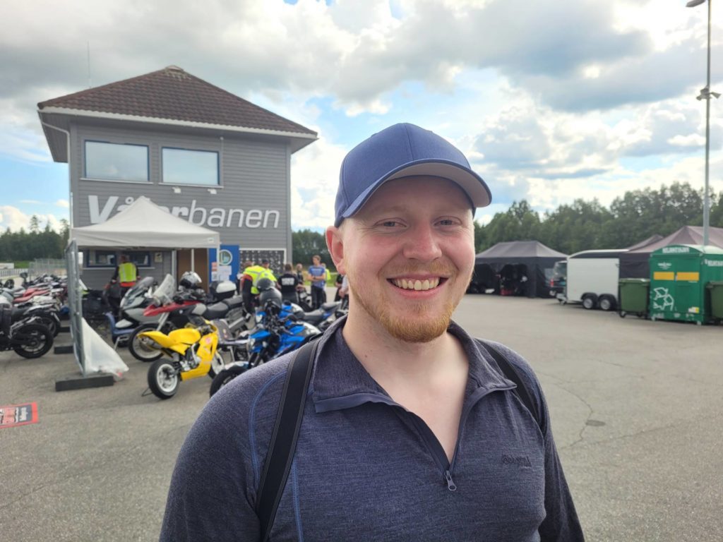 LANG TUR: Lars Idar Vassenden tok turen helt fra Bergen for å bli med på førerutviklingskurs på Vålerbanen. Det er definitivt verdt turen, mener han.