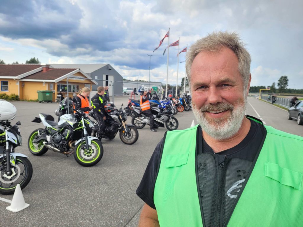 NYINNFLYTT: Eddie Mathisen flyttet til Solør i fjor, og bor nå på Nedre Storskjæret i Våler. Kjærligheten var avgjørende, men det er ingen ulempe med nærheten til Vålerbanen heller.
