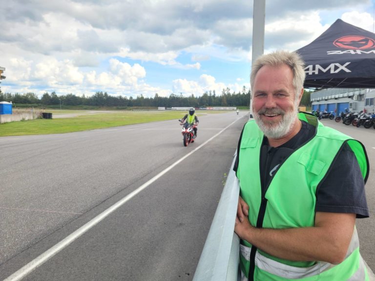 MANGE VIL LÆRE: Eddie Mathisen driver Førerutvikling.no, og har 25 treningsdager på Vålerbanen i året. Målet er å få ned ulykkesstatistikken for motorsyklister.