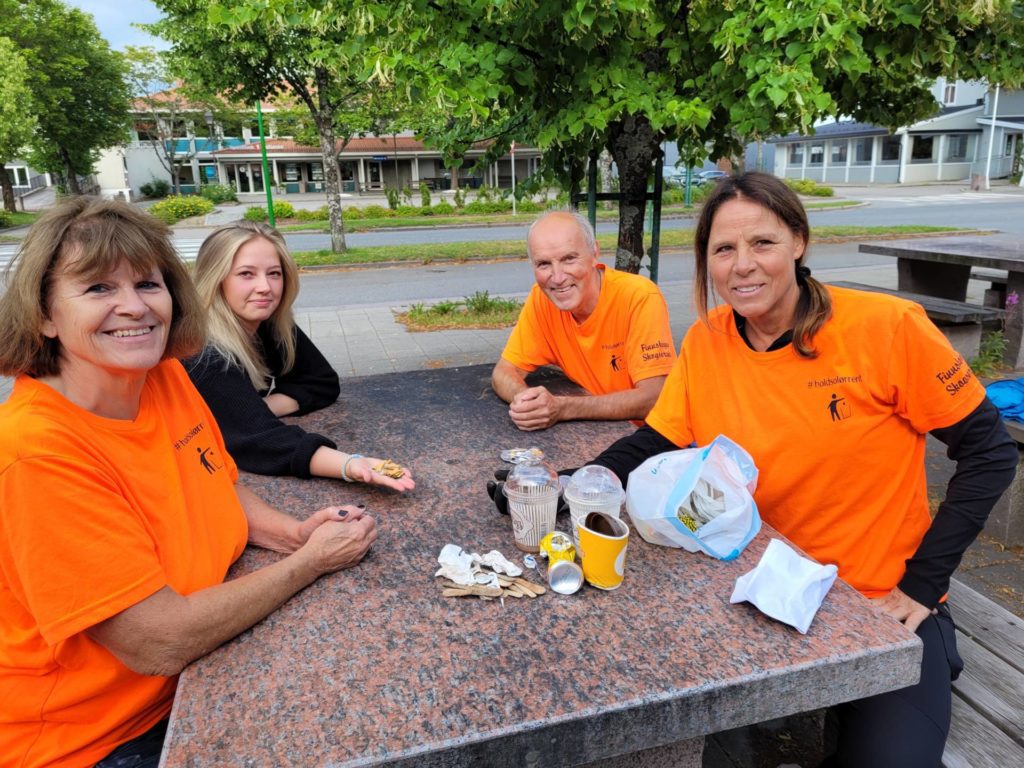 RYDDER PÅ DUGNAD: Det tok ikke mange minuttene å fylle en pose med søppel i Flisa sentrum. Unni Langmoen (fra venstre), Elida-Mariel Mobakk Stubberud, Steinar Viken og Anette Mobakk er blant dem som holder Solør rent på dugnad. Dæm får fnatt tå sæppel.