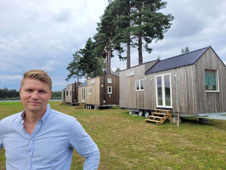 HUS PÅ HJUL: Tore Andreas Gundersen fra Flisa eier 50 prosent av Norske Mikrohus. I sommer har tre enheter stått på Flisa Camping, og målet for neste sommer er å ha 50 slike hus spredt i Norge.