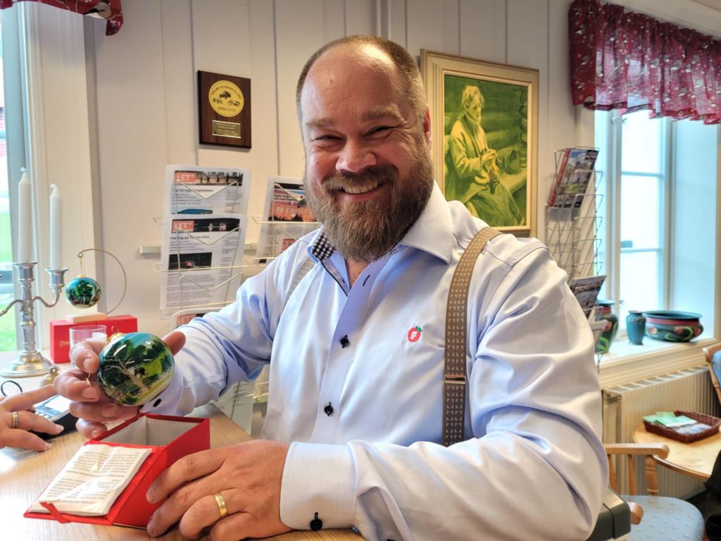 FIKK KULA: Truls Gihlemoen samler på julekuler, og måtte sikre seg én av Gravberget kirke da han var i grenda.