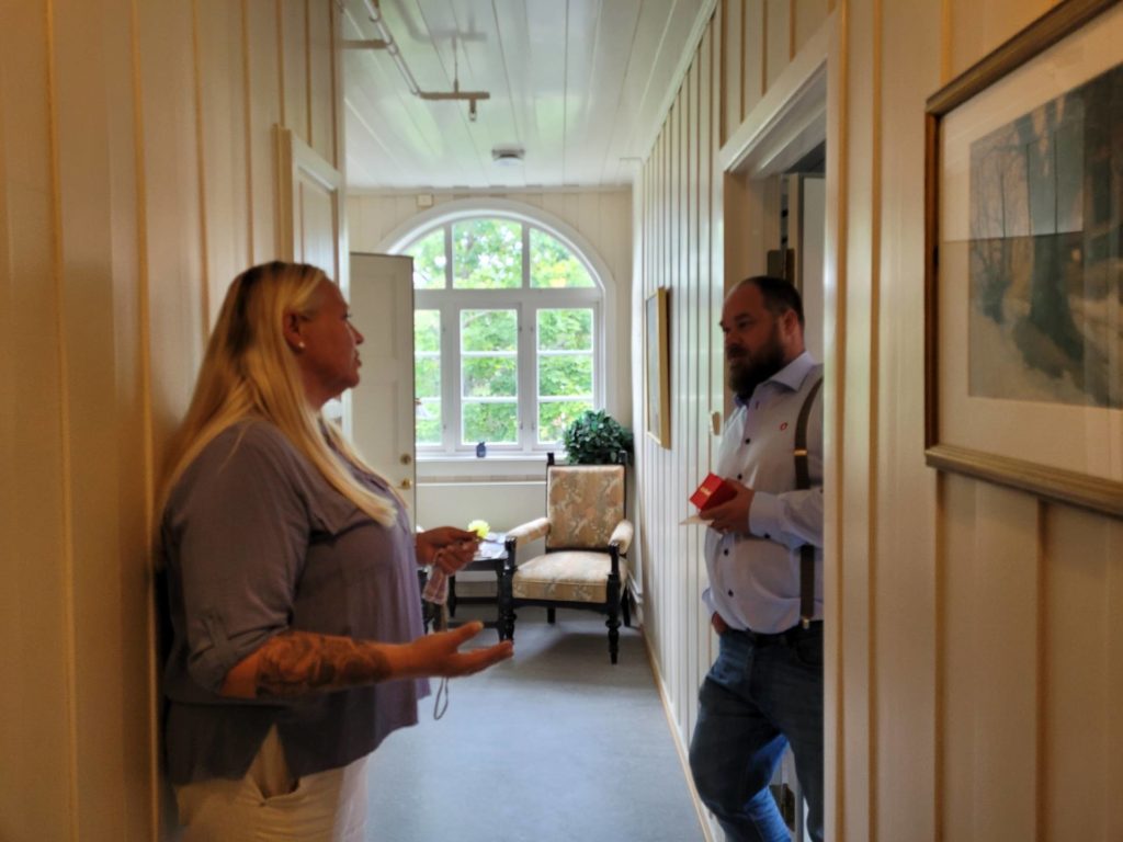 FIKK OMVISNING: Gjennom rom på rom fikk politikerne omvisning på Gravberget gård. Den siste tiden er mye pusset opp inne.