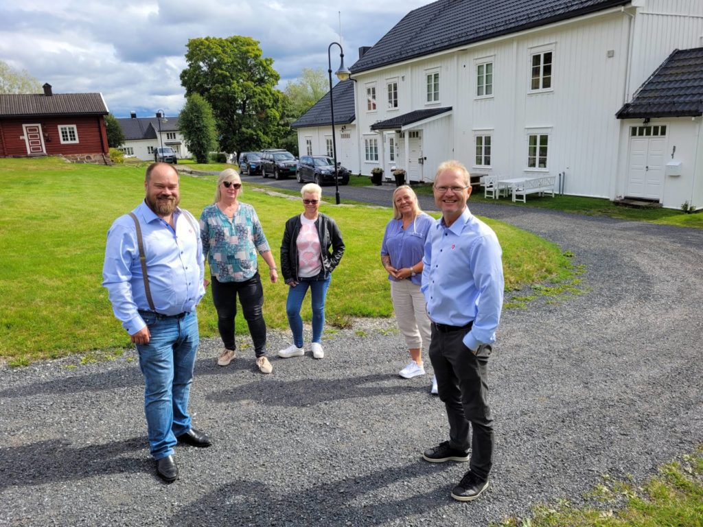 BESØKTE GRAVBERGET: Fremskrittspartiet var tungt representert i Gravberget. Fra venstre Truls Gihlemoen, Anne-Britt Myrvold, Nina Kristin Åsskau Jansen, Solveig Iversen ved Gravberget gård og Tor André Johnsen.