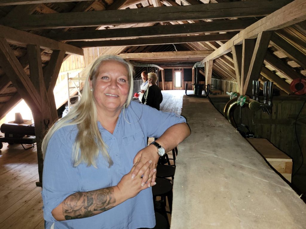 RUSTER OPP LÅVEN: Den gamle låven på gården har til nå innehold rot og fugleskit. Nå rustes den opp til et flott festlokale for mer enn 100 mann.