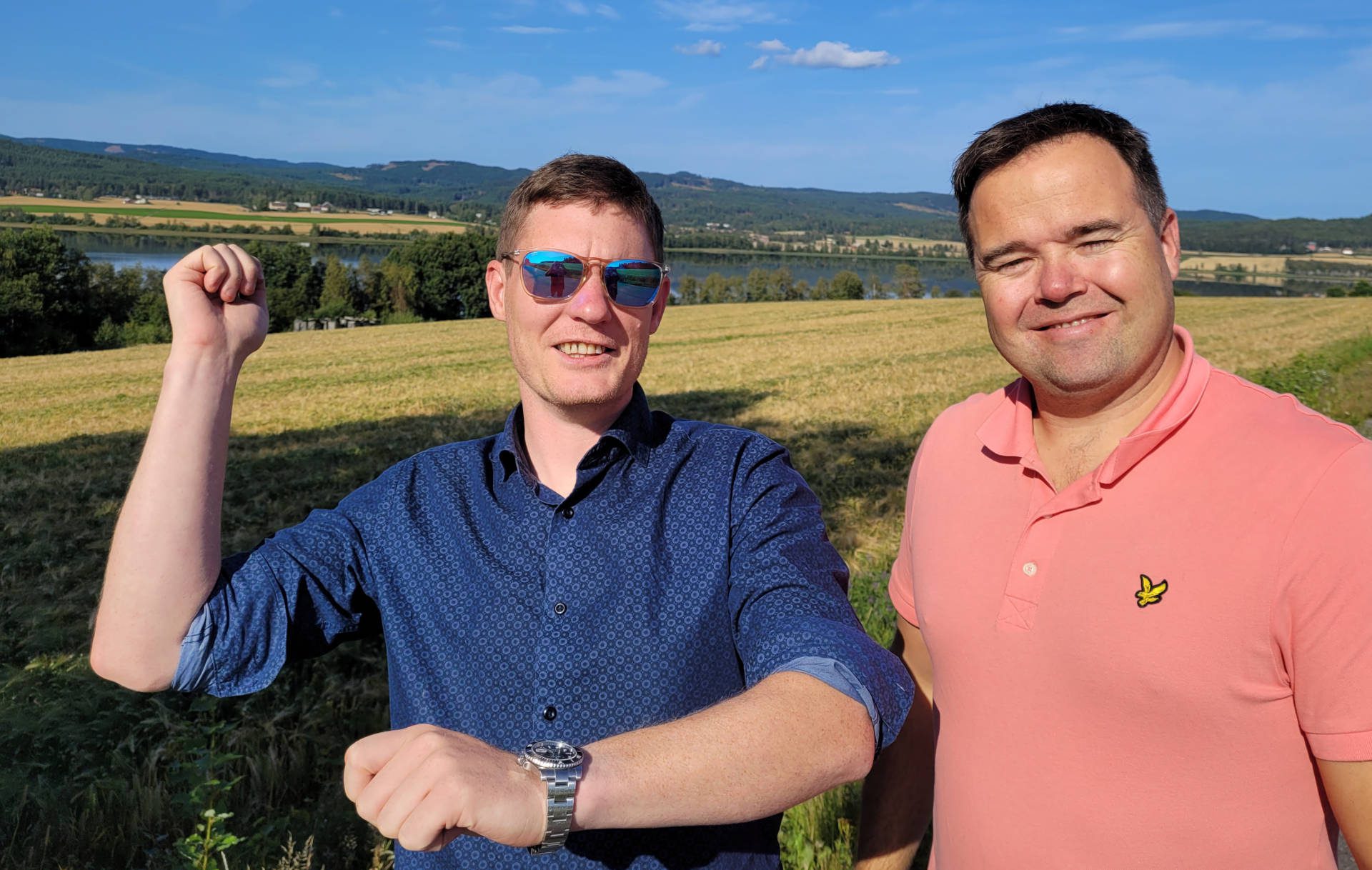 KLAR FOR FISKING: Emil Rundberget (til venstre) og Thor Arnstein Berg forteller at det fortsatt er ledige båtplasser til Gjeddefestivalen på Gjesåssjøen. Her blir det yrende båtliv på lørdag.