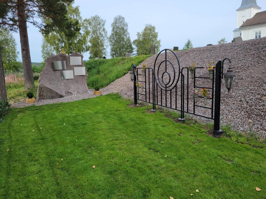 PLASS TIL BLOMSTER: Ved minnelunden er det anledning til å sette ned blomster i smijernsstativet. Stedet ligger fantastisk til ved Vermundsjøen.