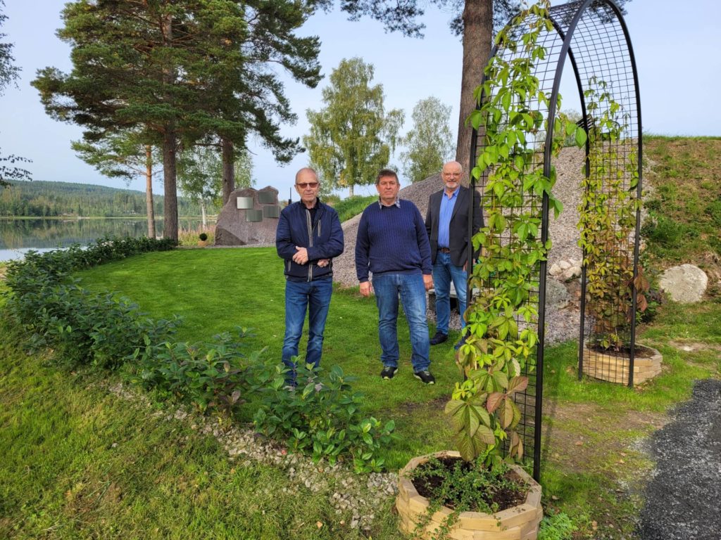 VIGSLES FREDAG: Nå er minnelunden på Åsnes Finnskog klar til vigsling. Fra venstre Håvard Strand, Arne Kynneggen og kirkeverge Tord Langmoen.