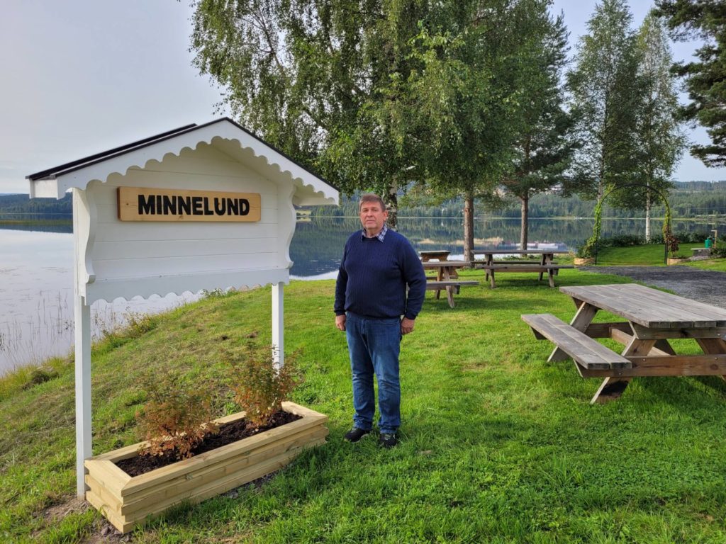 STOR GIVERGLEDE: Arne Kynneggen i menighetsrådet takker alle som har bidratt med gaver for å få laget stedet.