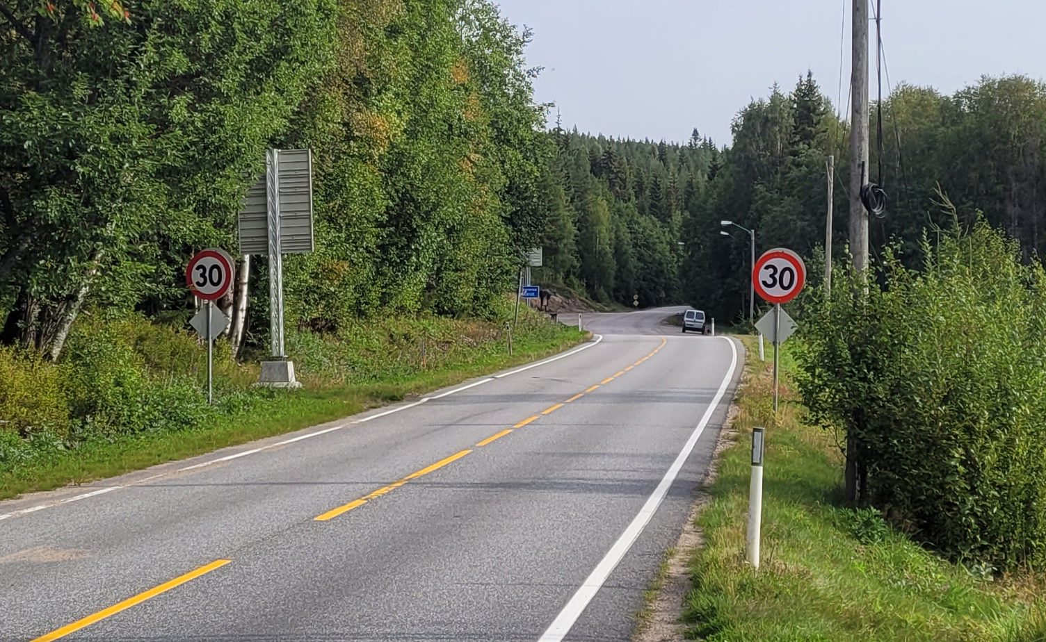 FJERNET BOMMENE: Noen har fjernet bommene inn mot Sverige ved Linna på Åsnes Finnskog. Politiet har nå satt opp nytt materiell. Føreren av bilen på grensa drev med rydding av kratt, og har ikke noe med saken å gjøre.