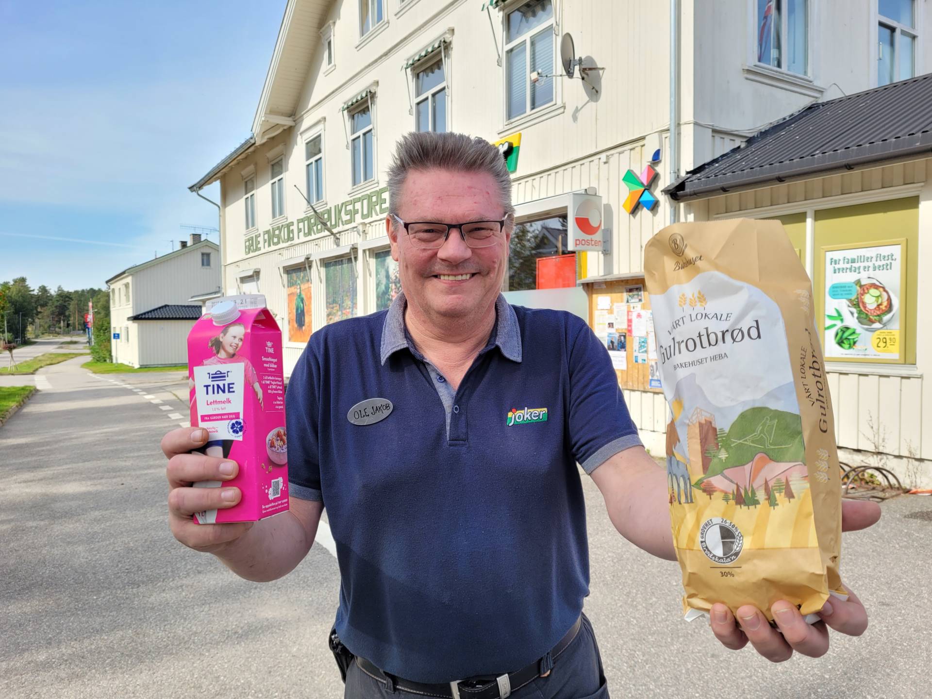 MELK OG BRØD: Butikksjef ved Joker Grue Finnskog på Svullrya, Ole Jakob Nygård, forteller at folk kommer helt fra Kirkenær for og søndagshandle på Finnskogen. Nå kan butikken bli den eneste søndagsåpen i Solør gjennom hele året.