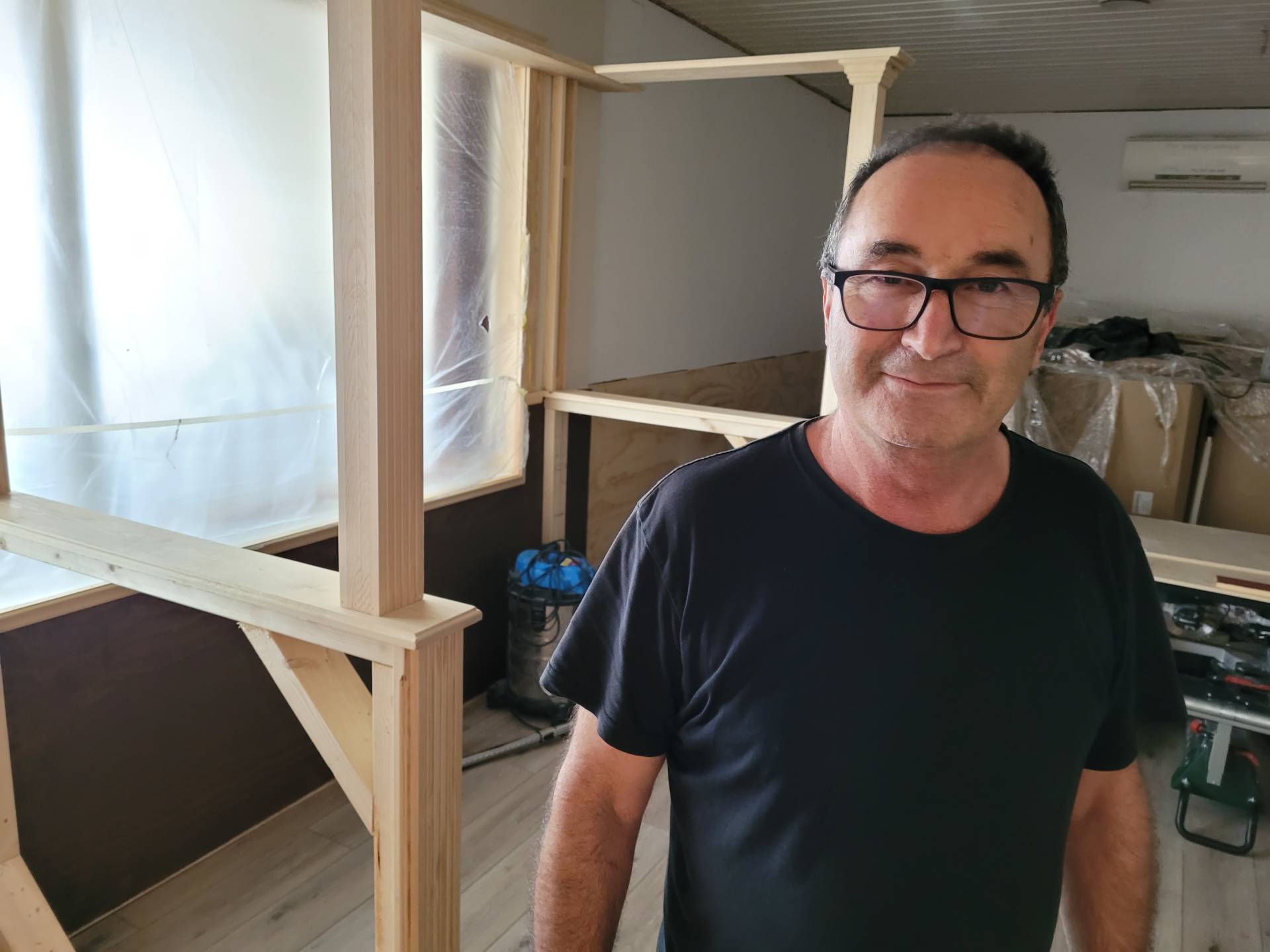 PUSSER OPP: Orhan gjør mye selv når Kaktus nå ruster opp lokalene. I denne delen av restauranten blir det båser, slik det var på Mona Lisa før restauranten brant.
