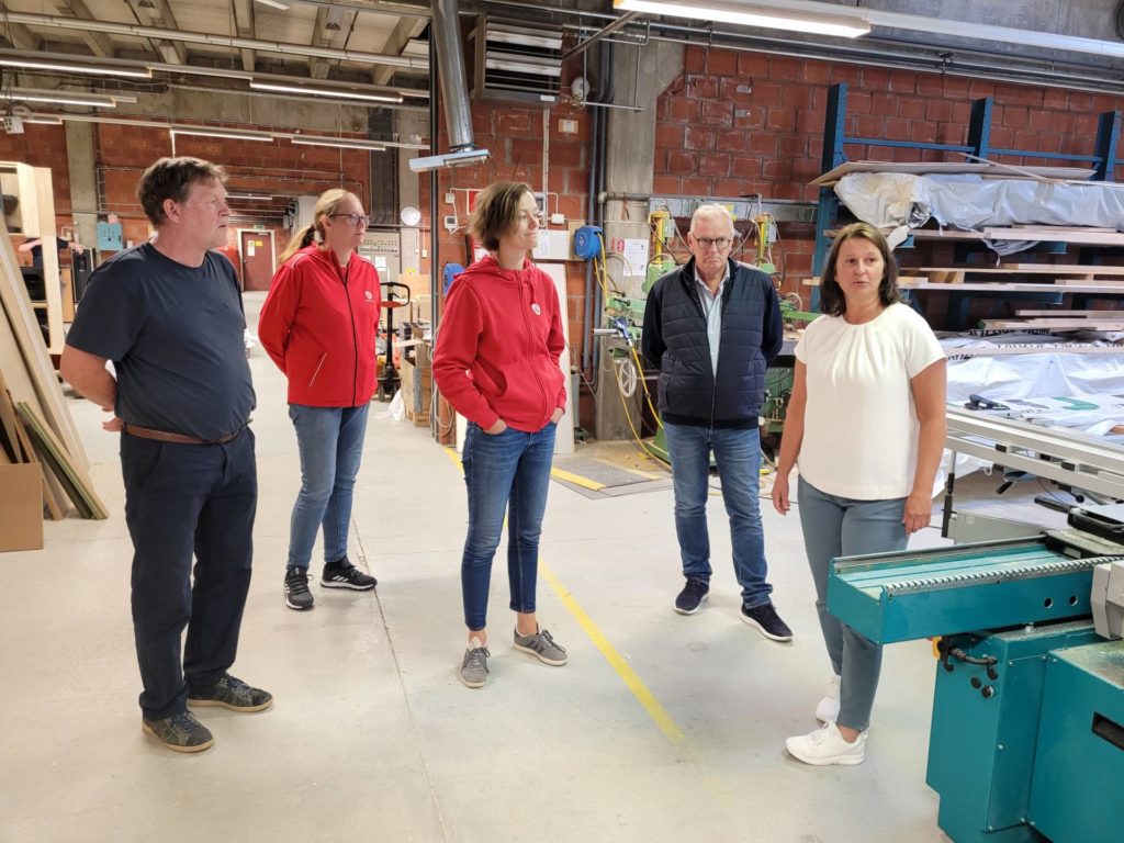 VISTE BEDRIFTEN: Daglig leder hos Atico, Toril Moen (til høyre), viste delegasjonen de ulike delene av virksomheten. Fra venstre Frank Bjørneseth, Lise Selnes, Anette Trettebergstuen og Gunvald Bysveen.