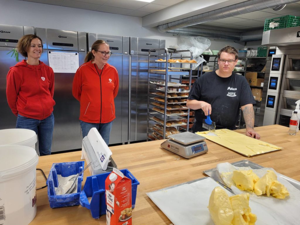 PÅ BAKERIET: Terje Hartvikøy viste villig frem det nye og flotte bakeriet på Sundmoen.