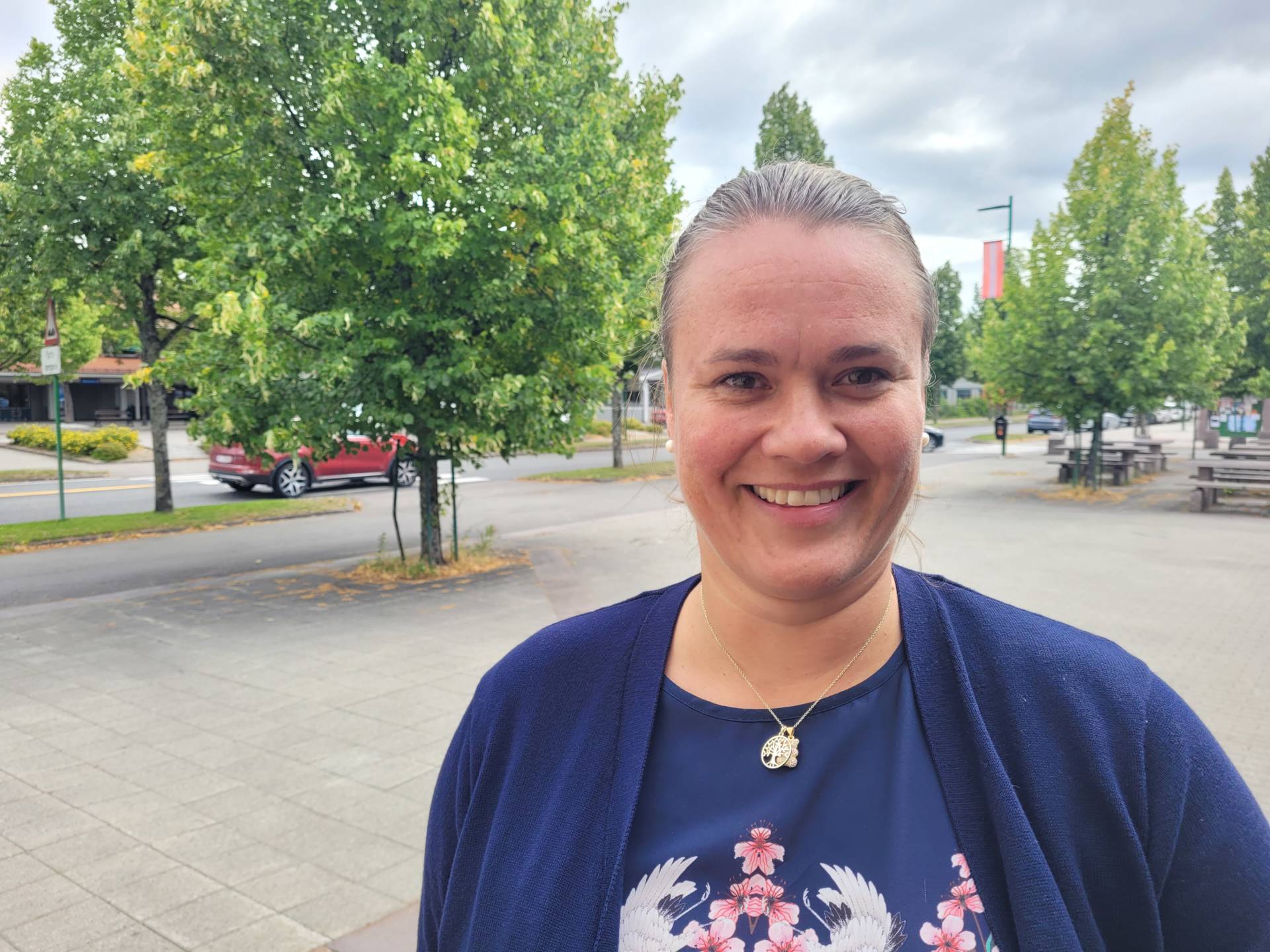 GODT I RUTE: Line Engebretsen er vaksinekoordinator for Åsnes og Våler. Hun forteller at kommunene er godt i rute til å starte vaksineringen av ungdom født i 2004 og 2005 om to uker.